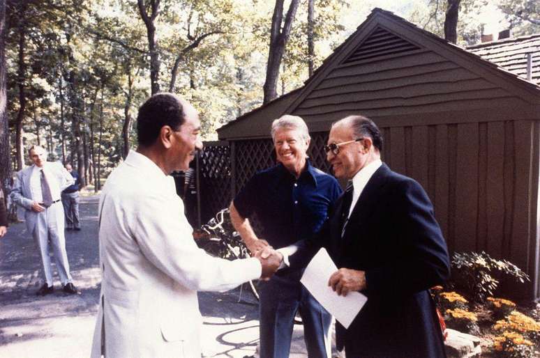 Foto de 1978 mostra o então presidente egípcio Anwar Sadat (à esq.) e o primeiro-ministro israelense Menachem Begin (direita) com o presidente dos EUA Jimmy Carter