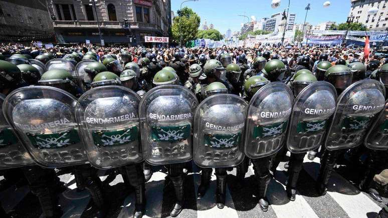 Polícia fazendo a guarda do Congresso durante um protesto em Buenos Aires em janeiro