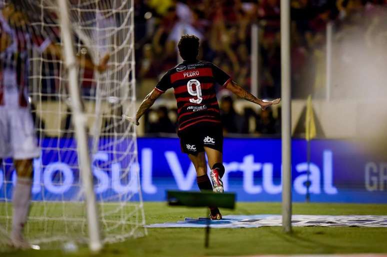 Pedro ultrapassou Romário no quesito com a camisa do Flamengo 