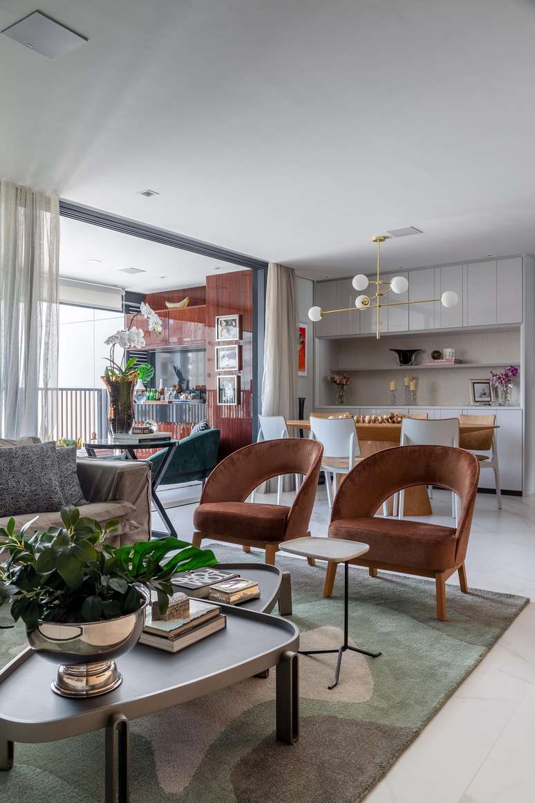 The apartment has a walk-in closet, olive green kitchen and bathroom with chromotherapy