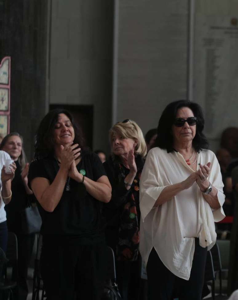 Wilma Petrillo, de branco, no velório da cantora Gal Costa