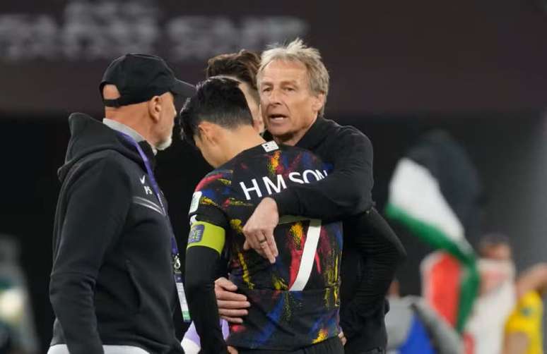 Jürgen Klinsmann consolando Son após a eliminação da Coreia do Sul na semifinal da Copa da Ásia 