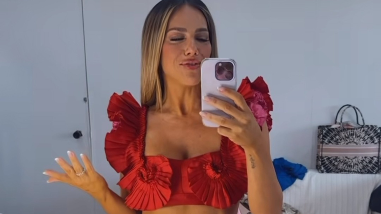 Giovanna Ewbank wears a trendy look full of 3D flowers
