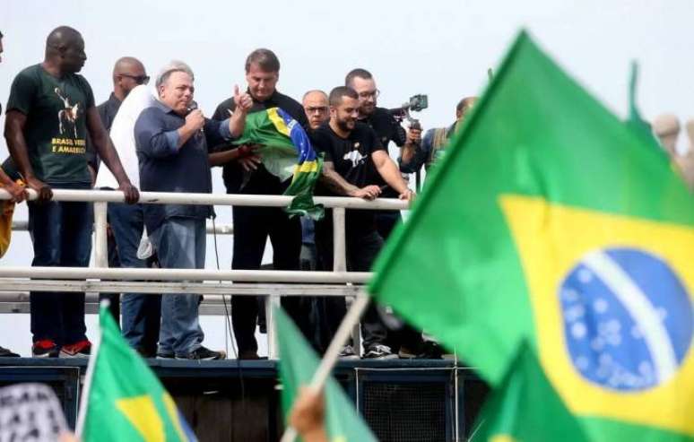 Eduardo Pazuello ao lado de Jair Bolsonaro em ato no Rio de Janeiro em 2021