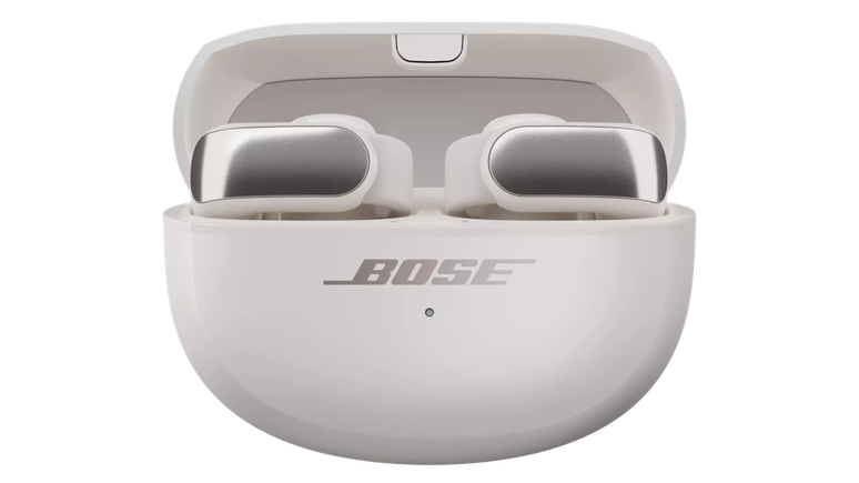 De formato aberto com encaixe similar ao de brincos, o Bose Ultra Open Earbuds promete entregar som de alta qualidade mantendo a atenção do usuário nos arredores (Imagem: Reprodução/Bose)