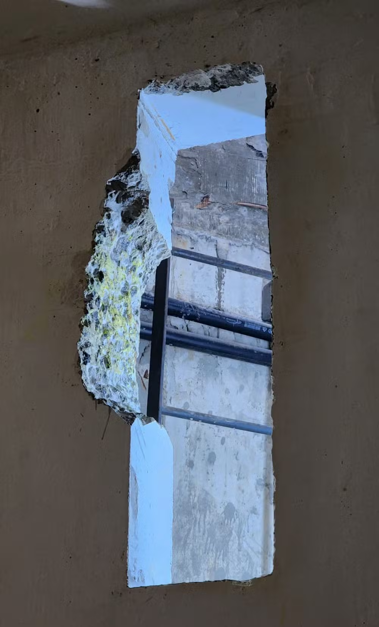 Foto mostra buraco na parede da cela de presídio federal onde dois presos fugiram em Mossoró
