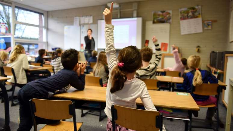 Comparing the number of churches and schools generates repercussions among researchers