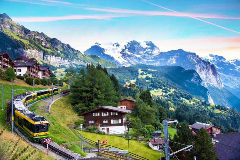 Os vilarejos alpinos são interligados por linhas de trem e teleférico 