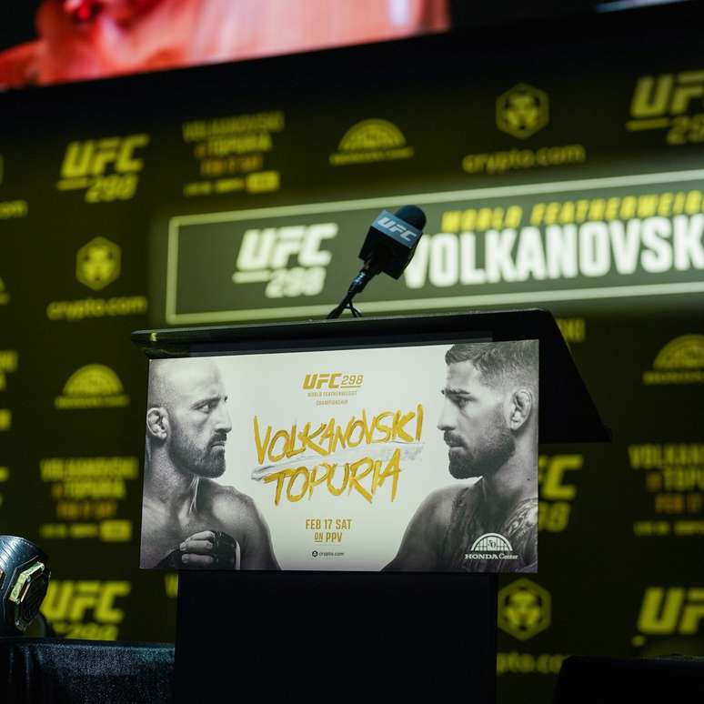 Pódio da coletiva do UFC 298 