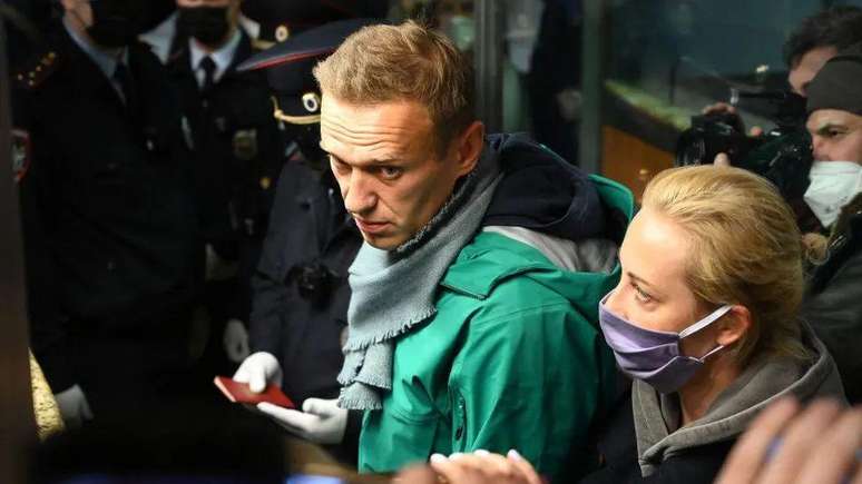 Navalny, junto com sua esposa, antes de voltar para a Rússia e ser preso certamente após se recuperar do envenenamento por novichok