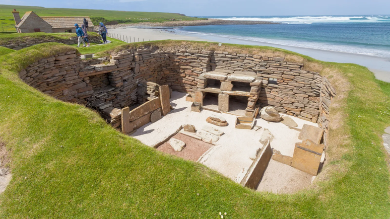 Skara Brae, no extremo norte da Escócia, foi descoberta em 1850, depois que uma violenta tempestade arrancou a grama que cobria o assentamento humano há milênios