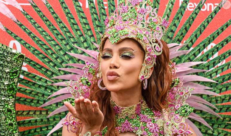 Anitta destacou a barriga definida com fantasia de carnaval para puxar o seu bloco em 17 de fevereiro de 2024.