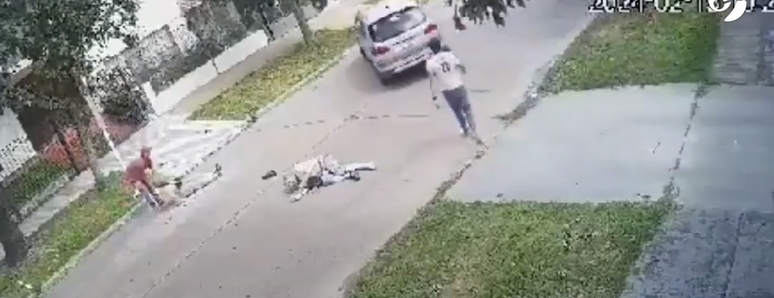 Homem atropelando casal de aposentados na cidade de Merlo, argentina. 