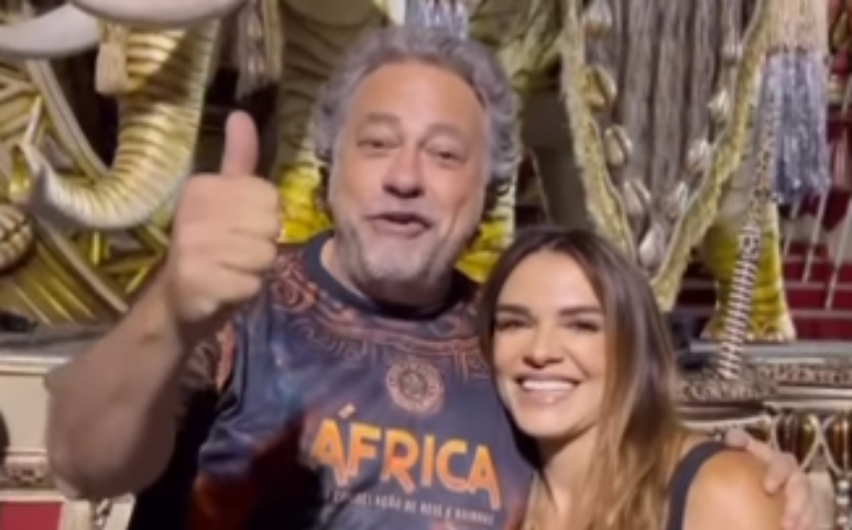  Julio Casares, e a atriz Mara Carvalho conferindo carros alegóricos