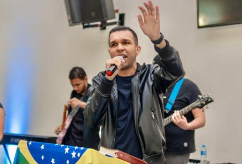 Salomão Vieira é um cantor gospel foragido no Paraguai pelo envolvimento com os ataques de 8 e janeiro 