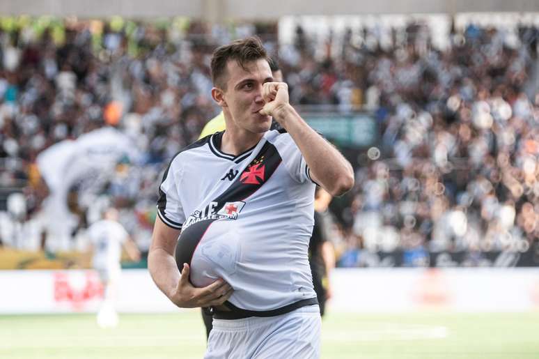 Lucas Piton comemora vitória do Vasco contra o Botafogo por 4 a 2.