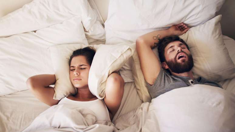 Muitos casais decidem dormir em quartos separados quando um deles ronca muito alto