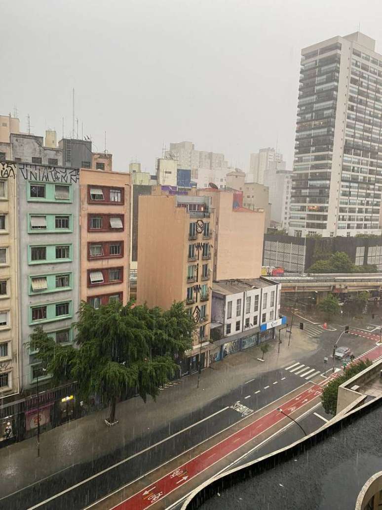 Chuva forte já causa alagamentos no centro de São Paulo