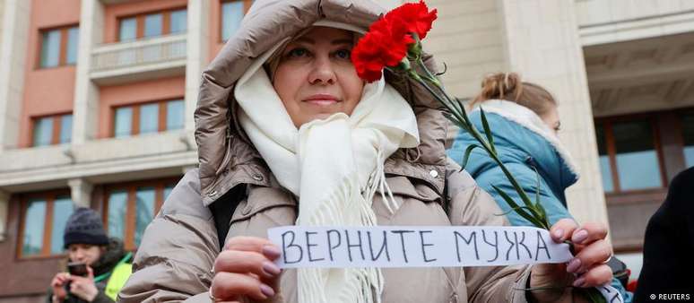 Mulheres querem saber quando seus maridos voltam da Ucrânia