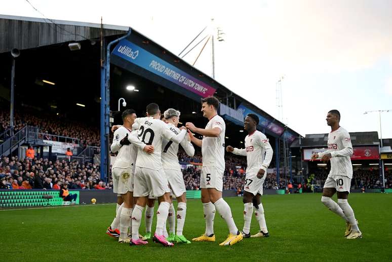 Manchester United vence o Luton por 2 a 1 com dois gols de Højlund