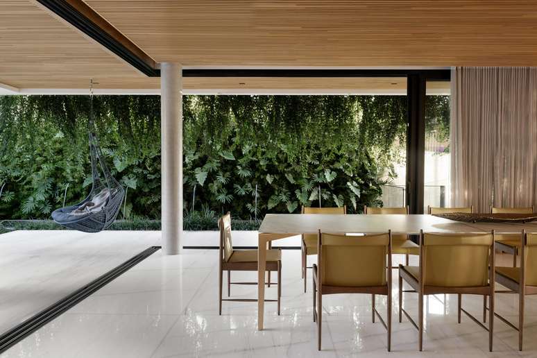 House integrated into the garden and equipped with a tile panel by Alexandre Mancini