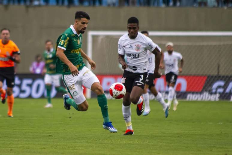 Corinthians arranca empate do Palmeiras com 2 a menos e zagueiro Gustavo Henrique como goleiro