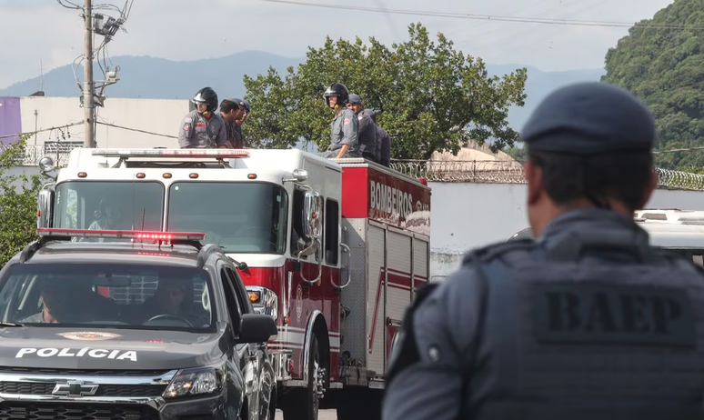 Após cortejo em um caminhão do Corpo de Bombeiros, enterro do cabo Silveira no Mausoléu da PM no Cemitério Areia Branca causou grande comoção