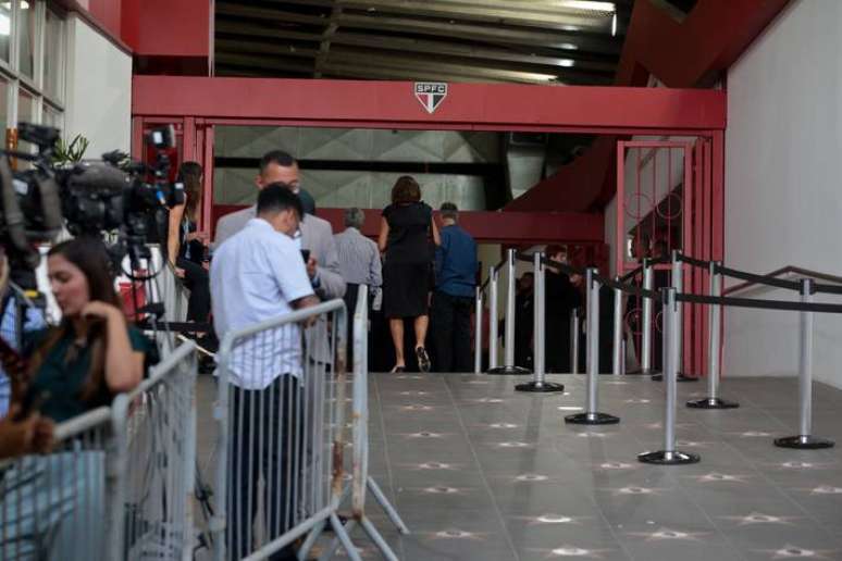 Abílio Diniz é velado no Salão Nobre do MorumBis, estádio do São Paulo, clube do coração do empresário.