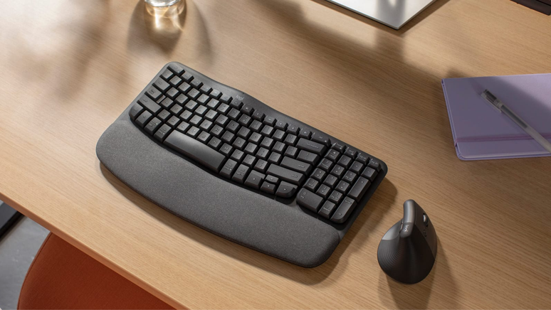 Com descanso de pulso em espuma viscoelástica e teclas dispostas em "formato de onda", o Logitech Wave Keys promete maior conforto por longos períodos de digitação (Imagem: Reprodução/Logitech)