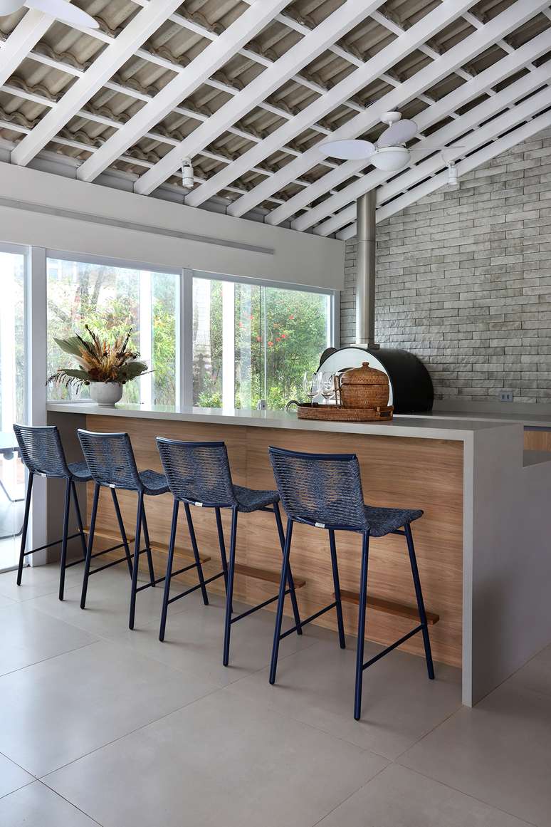 A welcoming gourmet area is the protagonist of this 600 m2 country house