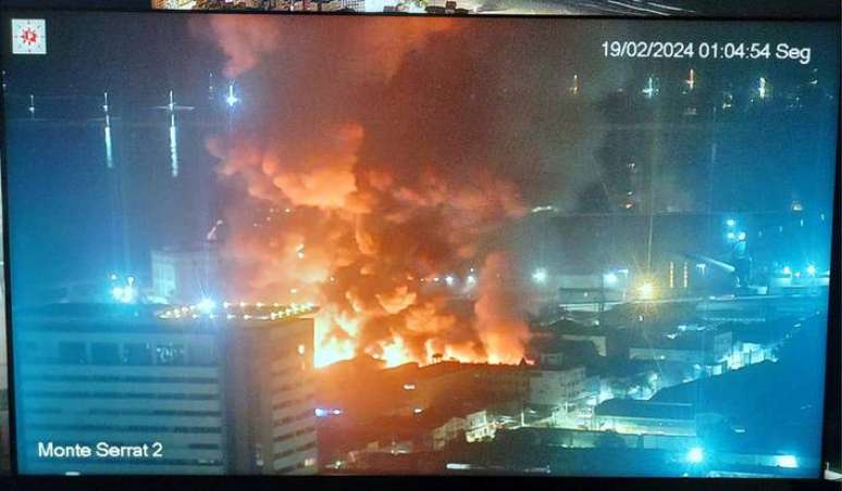 Incêndio de grandes proporções destrói galpão no Porto de Santos.