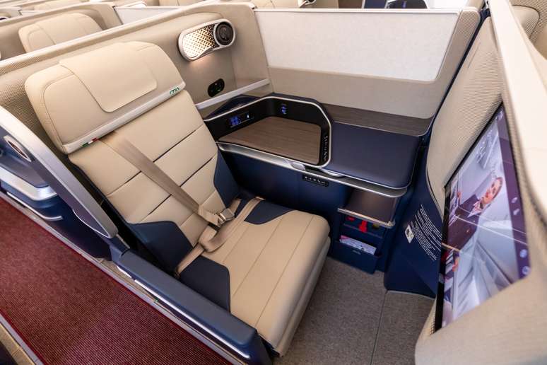 O assento que vira um cama perfeita no Airbus A330-neo da Ita Airways