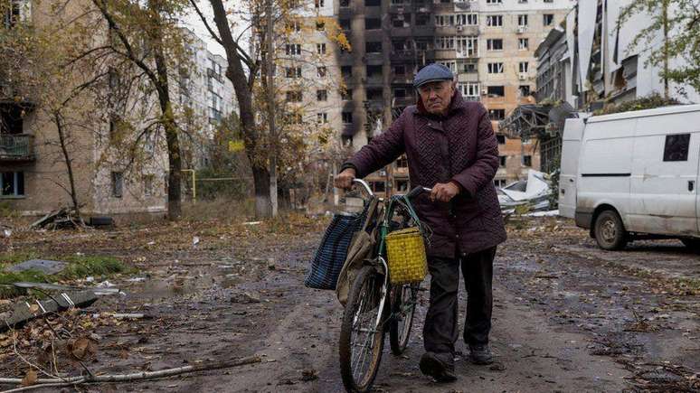 Morador de Avdiivka em foto tirada em outubro