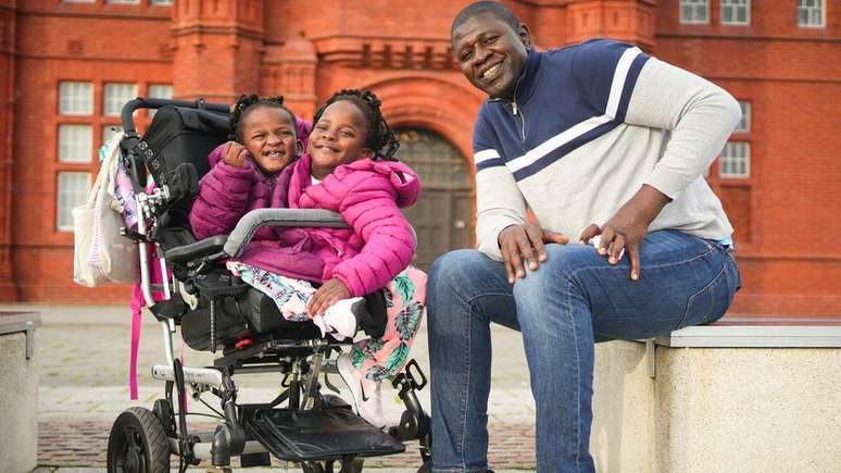 Marieme e Ndeye moram no Reino Unido com seu pai, Ibrahima