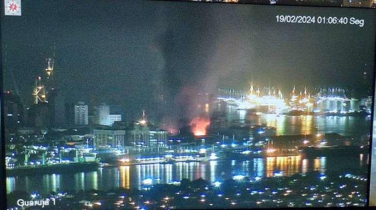 Um incêndio de grandes proporções atingiu galpões localizados no Porto de Santos, litoral paulista, na madrugada desta segunda-feira, 19.