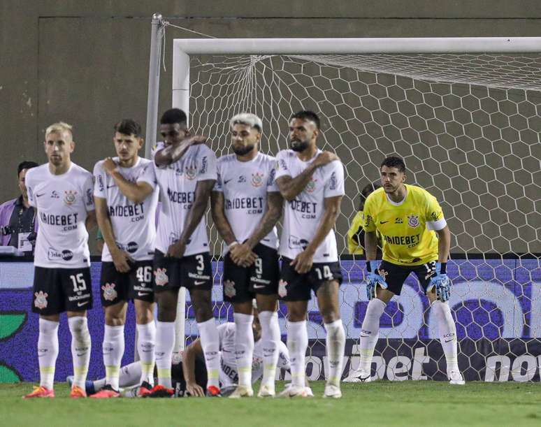 Descontraído, Gustavo Henrique comenta atuação como goleiro pelo Corinthians: 'desesperador'. 