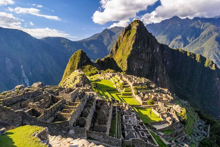 Machu Picchu é uma grande cidade de pedra encravada que atrai os turistas por seus mistérios arqueológicos