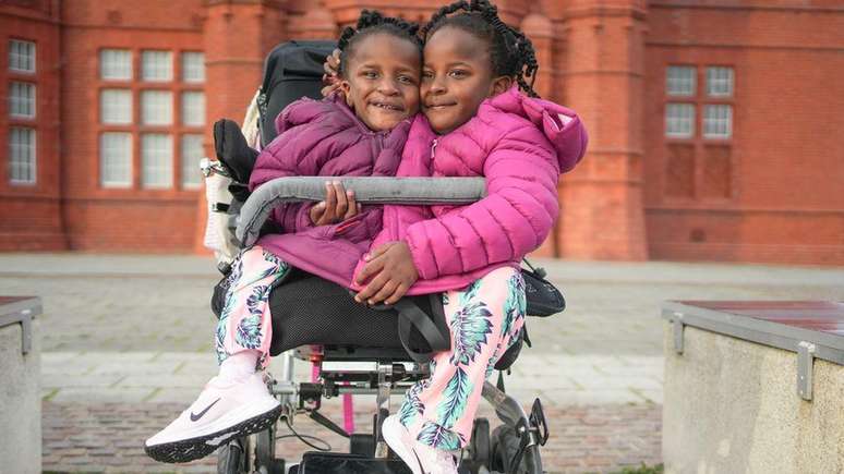 Marieme e Ndeye recebem cuidados médicos diários