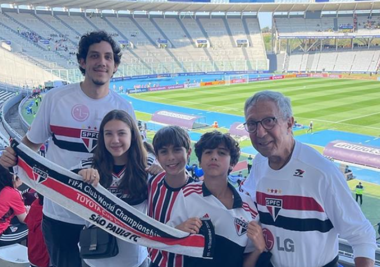 Foto de outubro de 2022, com Abilio curtindo um jogo do São Paulo com a família