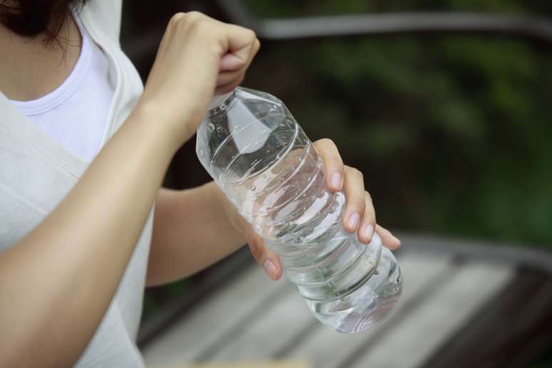 MP apura denúncias de superfaturamento em compra de garrafas de água a R$ 5,50 em SP