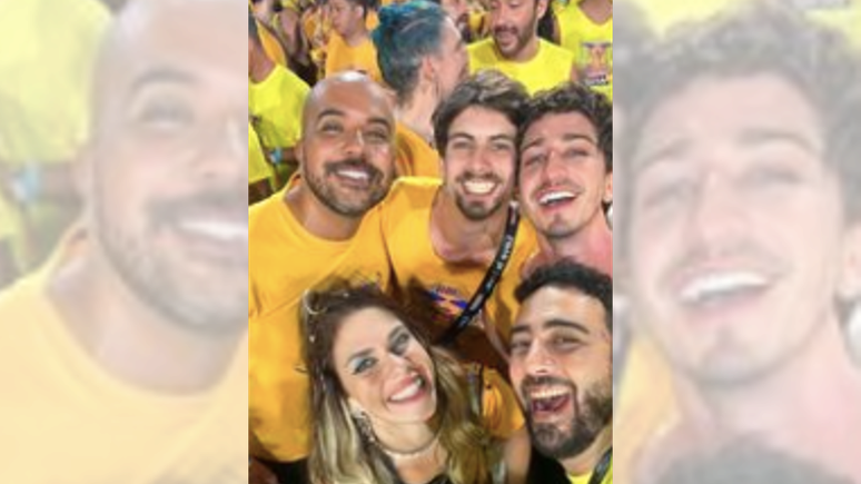 Johnny posa ao lado do novo namorado e amigos no Desfile das Campeãs do Rio de Janeiro