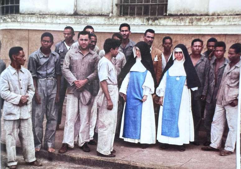 Cangaceiro Volta Seca conversa de pertinho com irmã Dulce no presídio em Salvador, do qual fugiria