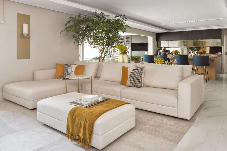 O sofá chaise longue inspira o relaxamento, sendo ideal para a sala de TV 
