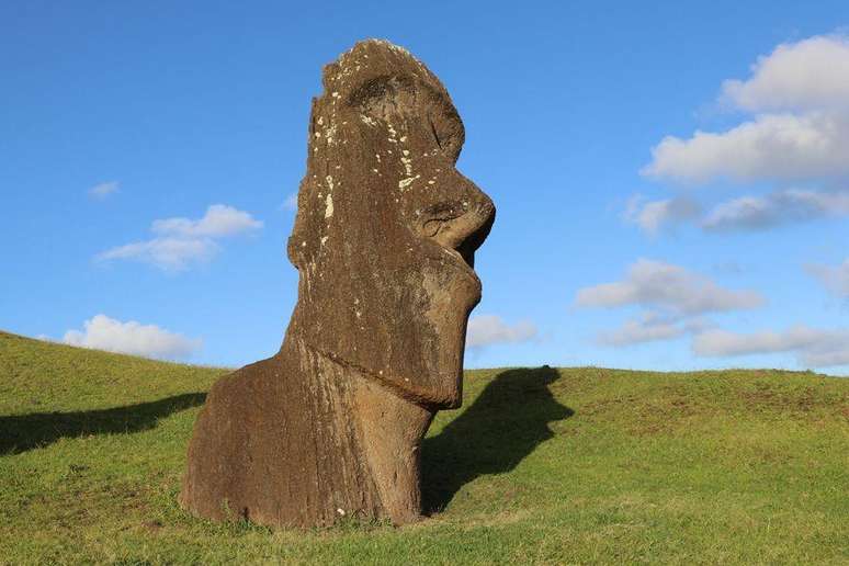As estátuas famosas são conhecidas como 'cabeças da ilha de Páscoa'