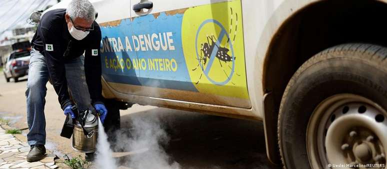 Ações para eliminação do mosquito transmissor, como esta na Ceilândia, em Brasília, são cada vez mais frequentes