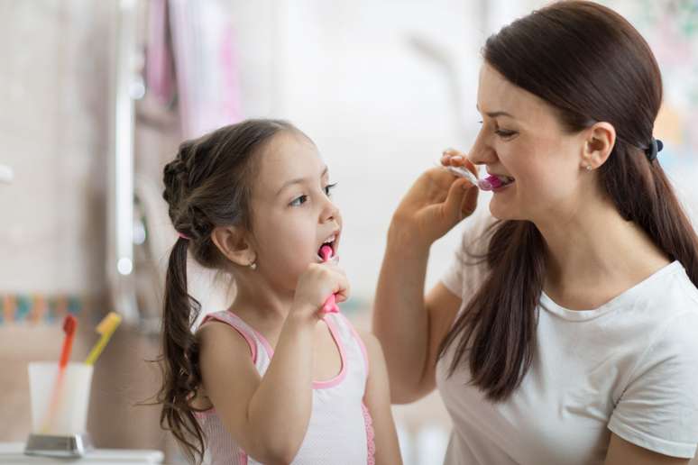 A escovação deve ser feita após o uso do fio dental 