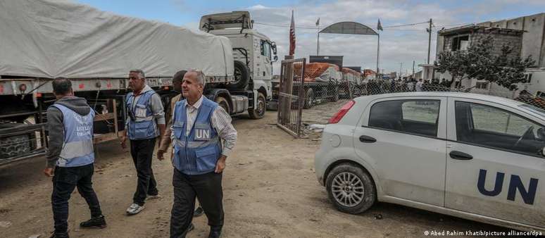 UN suspends humanitarian aid shipments to northern Gaza after looting