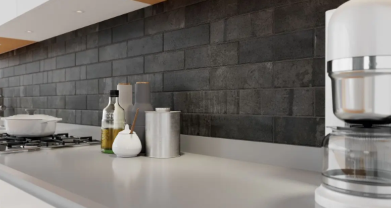 17. Cerâmica para cozinha: Metal Bricks DGR NAT tem efeito metalizado e formato de brick – Foto: Portinati