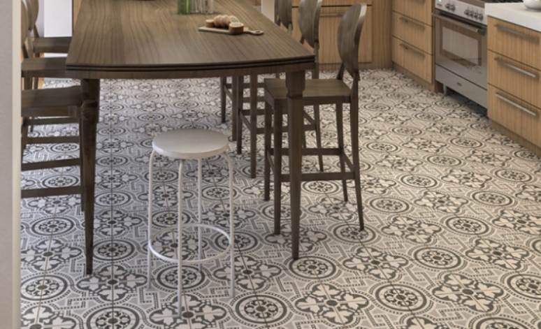 2. Cerâmica para cozinha: Ladrilho Minas, especificado no piso deste ambiente, é um porcelanato com superfície acetinada que pode ser usado em locais de tráfego médio – Foto: Ceusa