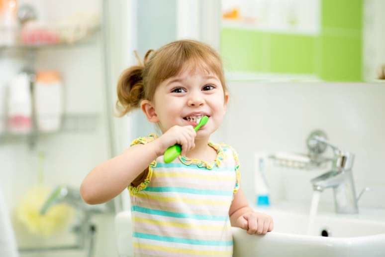 Os cuidados com os dentes devem começar na infância